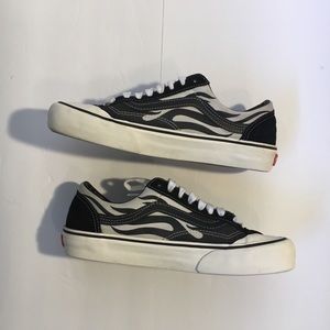 Men’s size 7 Black and white style 36 flame vans